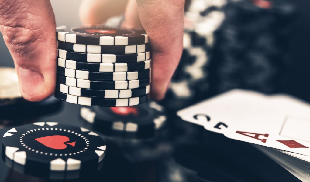 Differenze tra video poker online e tavoli live di poker