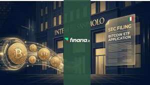 Facciata della banca Intesa Sanpaolo con monete Bitcoin ed ETF che fluiscono verso l'ingresso e un documento digitale di 'SEC Filing Bitcoin ETF Application'.